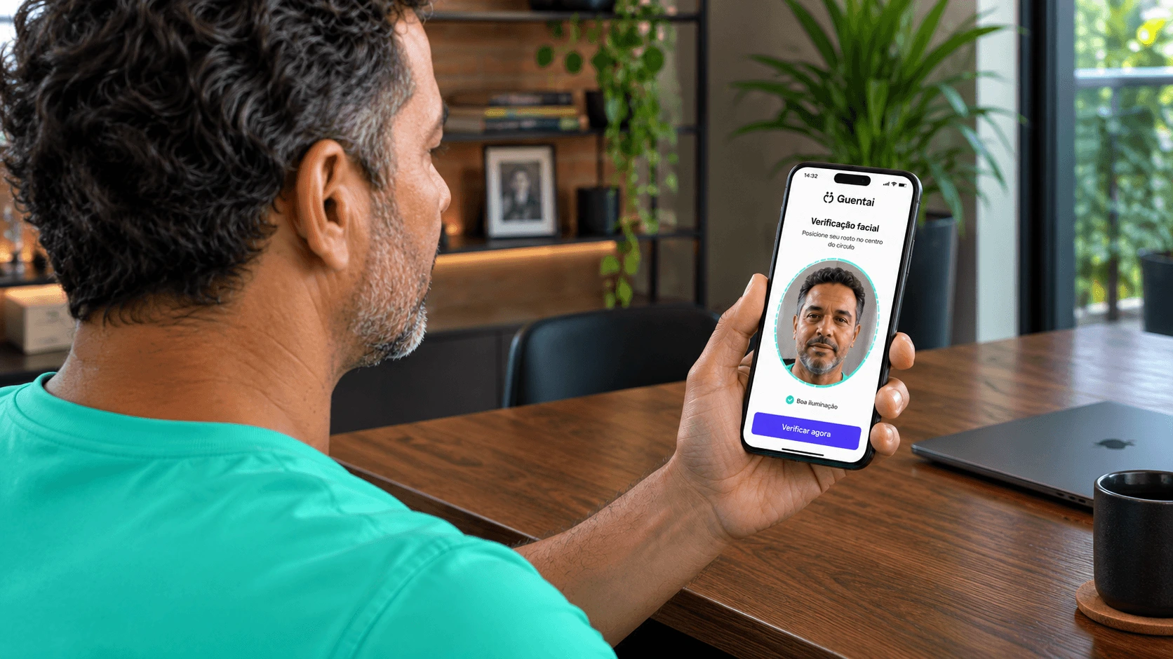 Pessoa fazendo a verificação facial no app Guentaí