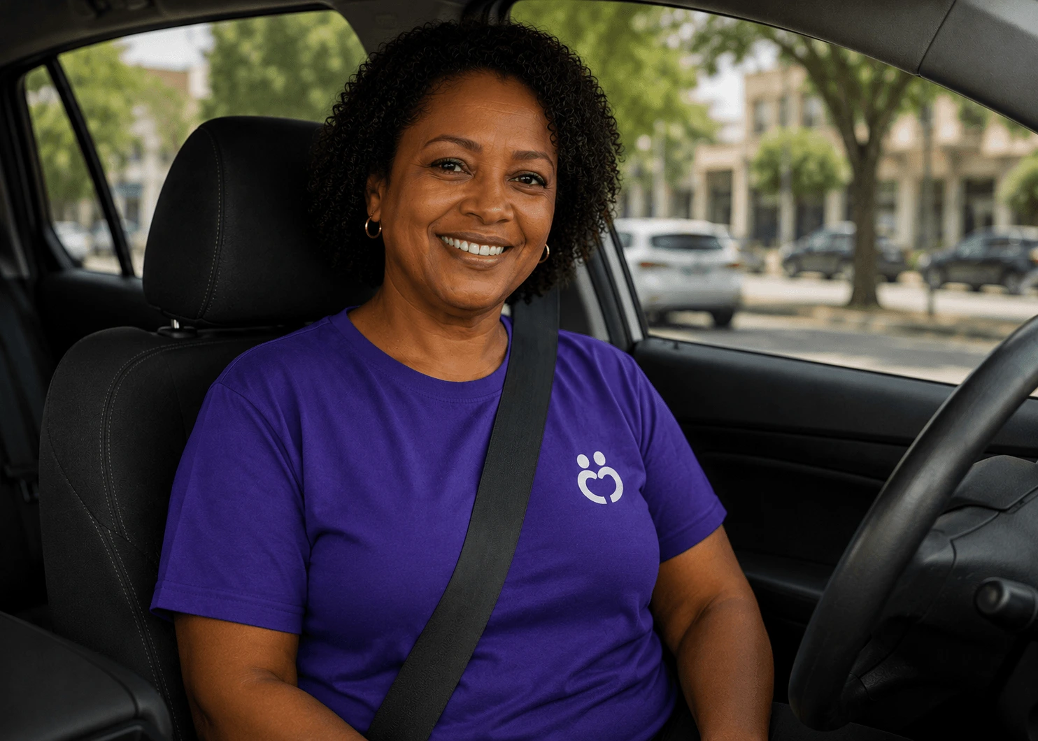 Motorista de aplicativo no carro, com camiseta do Guentaí